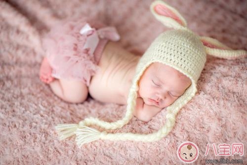 寶寶睡在床上的位置 如何保證寶寶安全 寶寶睡在床上的位置 如何保證寶寶安全