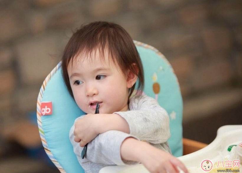 新生兒要用母乳洗臉嗎 如何護(hù)理新生兒的臉部肌膚