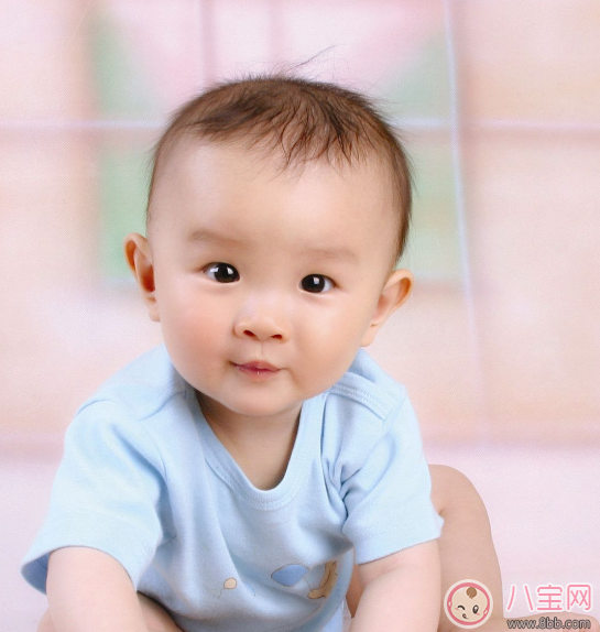 新生兒要用母乳洗臉嗎 如何護(hù)理新生兒的臉部肌膚