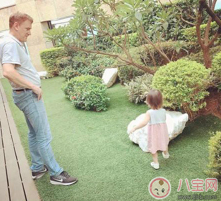 小周周為什么是金發(fā) 小周周金發(fā)背影殺造型曝光 小周周為什么是金發(fā) 小周周金發(fā)背影殺造型曝光