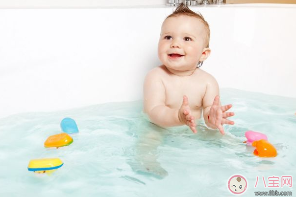 夏天給寶寶洗澡要注意什么 困擾媽媽們的三個問題解答 夏天給寶寶洗澡要注意什么 困擾媽媽們的三個問題解答