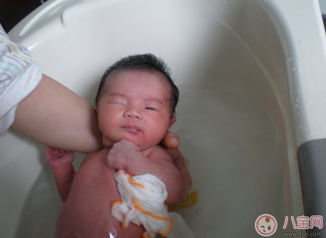 夏天給寶寶洗澡要注意什么 困擾媽媽們的三個問題解答 夏天給寶寶洗澡要注意什么 困擾媽媽們的三個問題解答