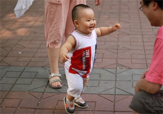 如何教會孩子獨(dú)立邁步 孩子走路怎么教