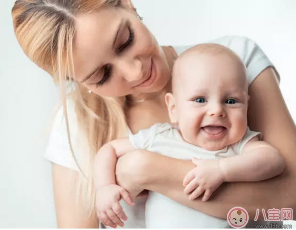 新生兒身體柔軟 應該多抱抱還是要躺著呢