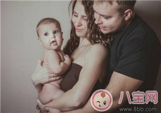 陳曉抱娃姿勢(shì)專業(yè) 什么樣的抱娃姿勢(shì)寶寶最舒服