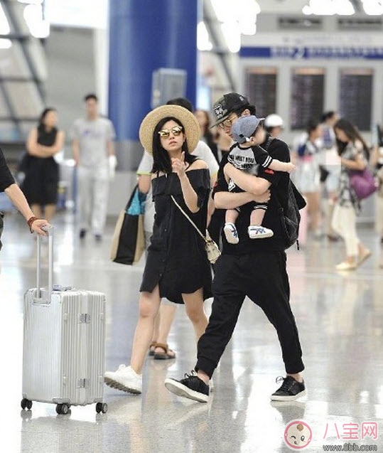 陳曉抱娃姿勢(shì)專業(yè) 什么樣的抱娃姿勢(shì)寶寶最舒服