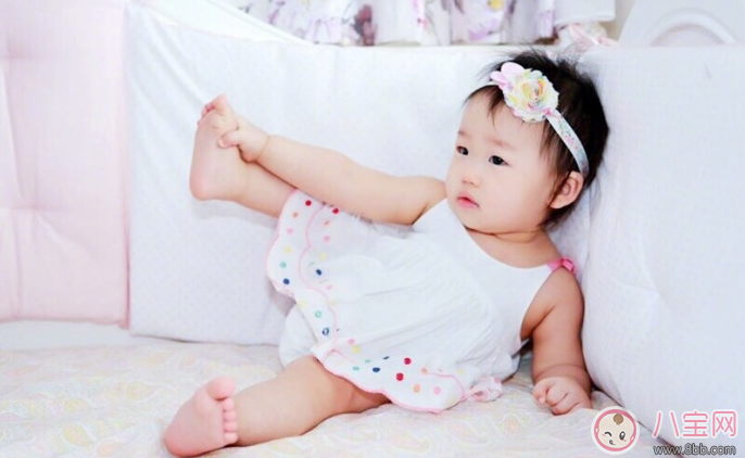 伊能靜女兒小米?？心_丫萌萌的 寶寶為啥都愛(ài)啃腳丫