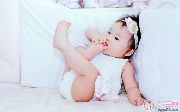 伊能靜女兒小米?？心_丫萌萌的 寶寶為啥都愛(ài)啃腳丫
