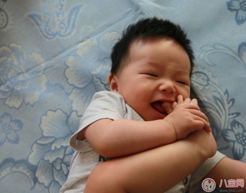 伊能靜女兒小米?？心_丫萌萌的 寶寶為啥都愛(ài)啃腳丫