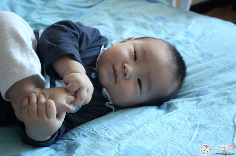 伊能靜女兒小米?？心_丫萌萌的 寶寶為啥都愛(ài)啃腳丫