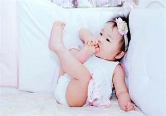 伊能靜女兒小米粒啃腳丫萌萌的 寶寶為啥都愛啃腳丫