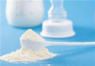 沖奶粉是先加水還是先加奶粉 給寶寶沖奶粉注意事項(xiàng)