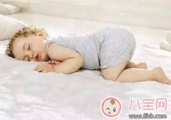 夏季寶寶總把蓋的蹬開 夏季空調(diào)房如何蓋被