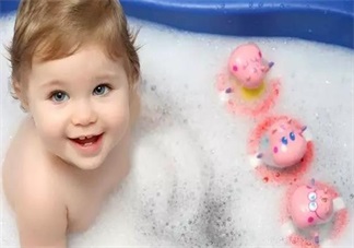 夏天竟然不能給孩子洗澡 分清時(shí)候洗澡效率高