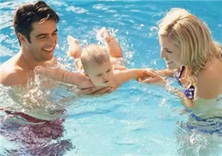 寶寶多大可以游泳 夏天寶寶游泳用什么游泳圈(游泳注意事項)