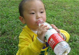 寶寶喝什么水最好 如何讓寶寶多喝水