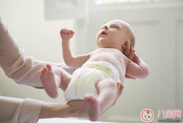 三個月寶寶拉肚子有泡沫怎么辦 寶寶多半受涼了(穿肚兜) 三個月寶寶拉肚子有泡沫怎么辦 寶寶多半受涼了(穿肚兜)