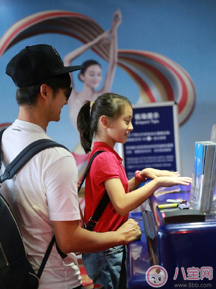 田亮森碟現(xiàn)身機場出行游玩 一家人出行需要準備什么