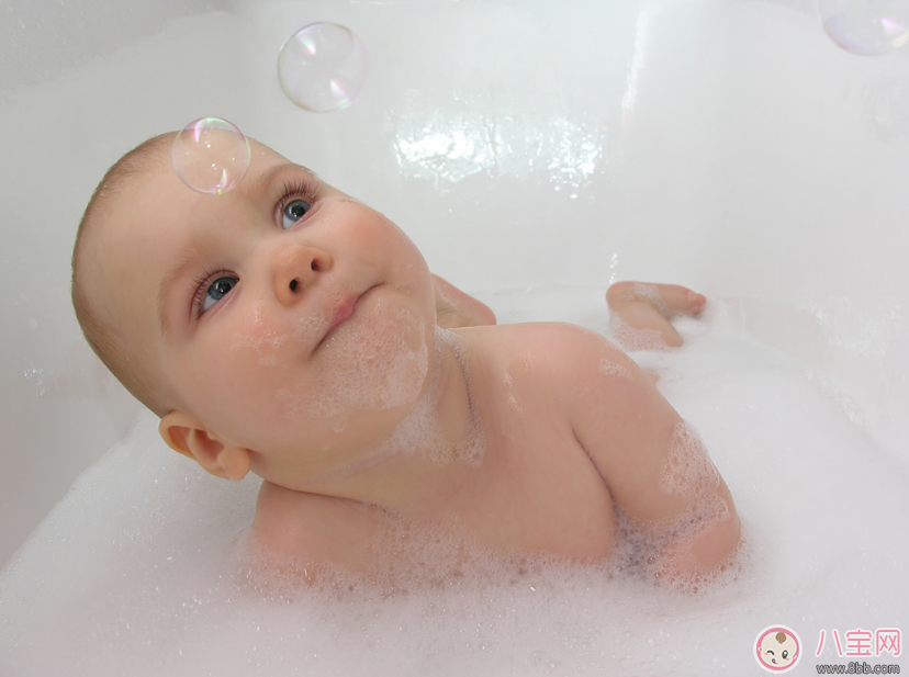 開掛民族給孩子洗澡簡直麻利 夏天怎么給寶寶洗澡 開掛民族給孩子洗澡簡直麻利 夏天怎么給寶寶洗澡