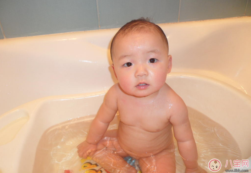 開掛民族給孩子洗澡簡直麻利 夏天怎么給寶寶洗澡 開掛民族給孩子洗澡簡直麻利 夏天怎么給寶寶洗澡