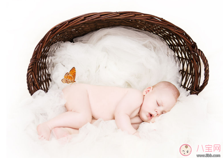 月嫂給嬰兒喂奶拎在半空中晃 照顧孩子到底應不應該請月嫂