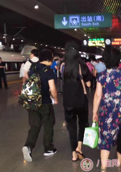 Baby小海綿坐高鐵圖片 幾個月的嬰兒可以坐高鐵需要注意什么