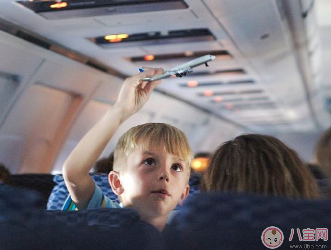 Baby抱小海綿坐高鐵 嬰兒多大可以坐飛機(jī)(3個(gè)月以上) Baby抱小海綿坐高鐵 嬰兒多大可以坐飛機(jī)(3個(gè)月以上)