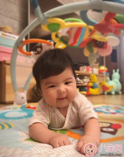 賈靜雯女兒Bo妞三個多月會翻身了 寶寶多大會翻身(4-7個月)