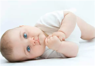 賈靜雯女兒Bo妞三個多月會翻身了 寶寶多大會翻身(4-7個月)