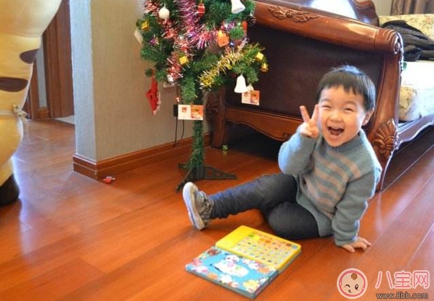 電閃雷鳴中5歲小女孩撥通110 孩子一個(gè)人在家應(yīng)該注意什么 電閃雷鳴中5歲小女孩撥通110 孩子一個(gè)人在家應(yīng)該注意什么