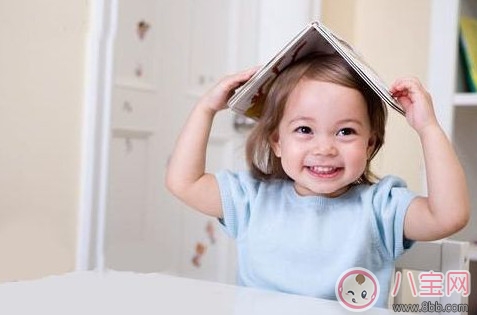 電閃雷鳴中5歲小女孩撥通110 孩子一個(gè)人在家應(yīng)該注意什么 電閃雷鳴中5歲小女孩撥通110 孩子一個(gè)人在家應(yīng)該注意什么