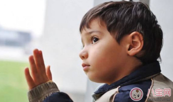 電閃雷鳴中5歲小女孩撥通110 孩子一個(gè)人在家應(yīng)該注意什么 電閃雷鳴中5歲小女孩撥通110 孩子一個(gè)人在家應(yīng)該注意什么