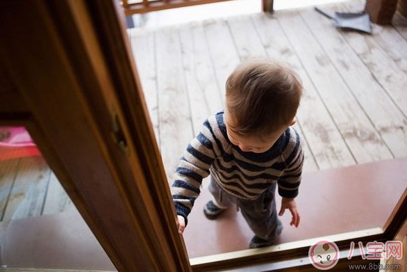 電閃雷鳴中5歲小女孩撥通110 孩子一個(gè)人在家應(yīng)該注意什么 電閃雷鳴中5歲小女孩撥通110 孩子一個(gè)人在家應(yīng)該注意什么