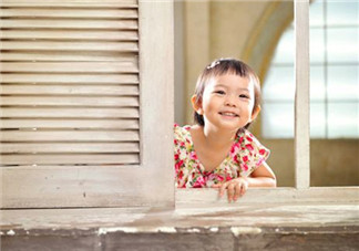 電閃雷鳴中5歲小女孩撥通110 孩子一個(gè)人在家應(yīng)該注意什么