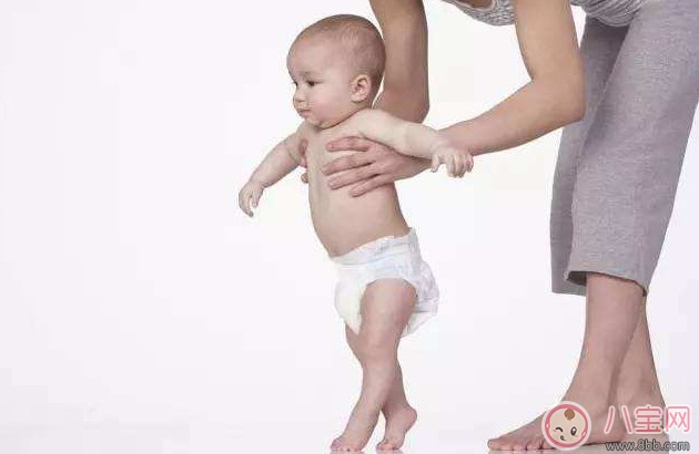 嬰兒扶站 寶寶過早被扶站的弊端(平衡感 O形腿 不愛爬) 嬰兒扶站 寶寶過早被扶站的弊端(平衡感 O形腿 不愛爬)