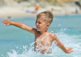 2017夏天寶寶在室外游泳會(huì)著涼嗎 寶寶室外游泳注意事項(xiàng)