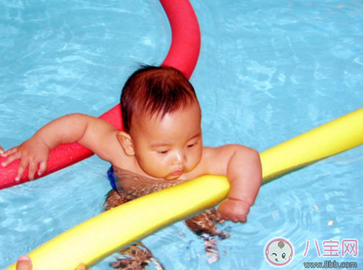 1歲寶寶練習游泳教程 1歲寶寶怎么學游泳 1歲寶寶練習游泳教程 1歲寶寶怎么學游泳