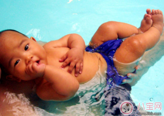 1歲寶寶練習游泳教程 1歲寶寶怎么學游泳 1歲寶寶練習游泳教程 1歲寶寶怎么學游泳