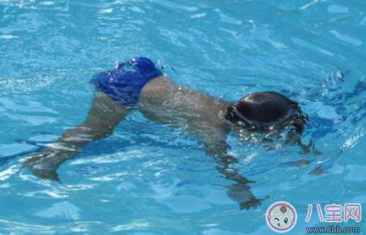 1歲寶寶練習游泳教程 1歲寶寶怎么學游泳 1歲寶寶練習游泳教程 1歲寶寶怎么學游泳