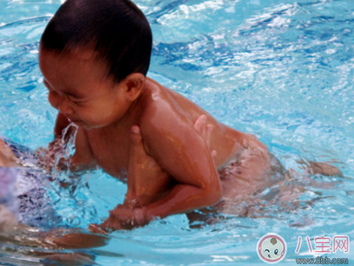 1歲寶寶練習游泳教程 1歲寶寶怎么學游泳 1歲寶寶練習游泳教程 1歲寶寶怎么學游泳
