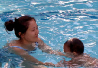 1歲寶寶練習(xí)游泳教程 1歲寶寶怎么學(xué)游泳