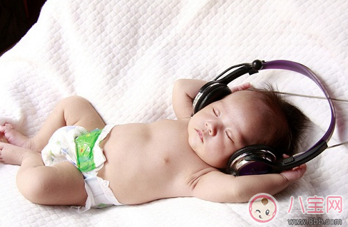 嬰兒睡覺一驚一驚的怎么回事 寶寶睡覺時抽搐什么原因