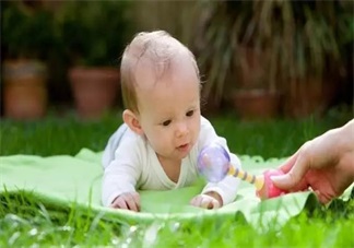 寶寶爬行怎么教 教會寶寶爬行小技巧