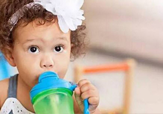 寶寶不肯喝水妙招 0-1歲內(nèi)的嬰兒不喜歡喝水怎么辦