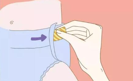 怎么給寶寶穿紙尿褲    紙尿褲穿法流程