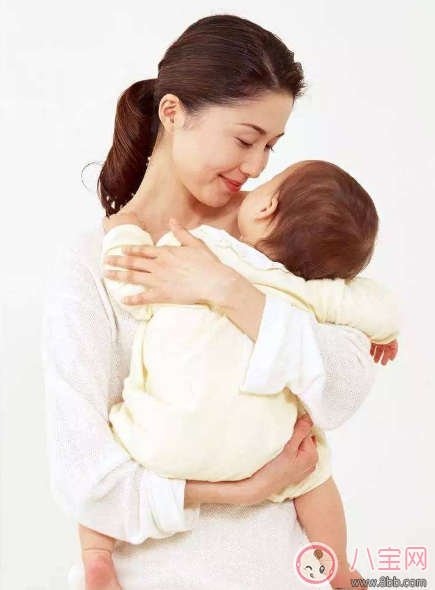 孩子什么時(shí)候睡覺好 賈靜雯帶咘咘參加晚宴她累到睡著