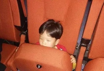 危險(xiǎn)！電影院座椅會(huì)“吃”小孩 家長應(yīng)抱著孩子觀影