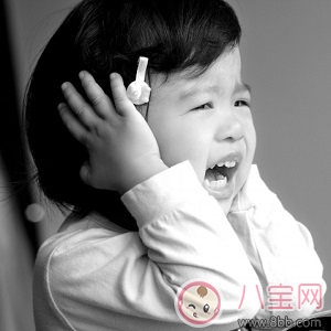 危險(xiǎn)！電影院座椅會(huì)“吃”小孩 家長應(yīng)抱著孩子觀影