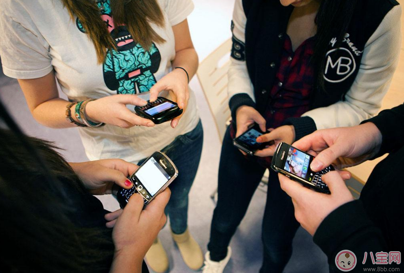 孩子沉迷手機(jī)延誤學(xué)業(yè)怎么辦 讓孩子遠(yuǎn)離手機(jī)的辦法 孩子沉迷手機(jī)延誤學(xué)業(yè)怎么辦 讓孩子遠(yuǎn)離手機(jī)的辦法