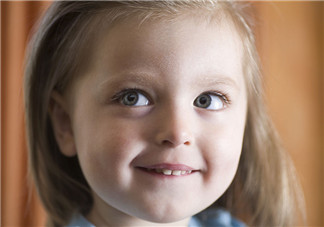 寶寶愛(ài)咬嘴唇的原因 如何糾正寶寶咬嘴唇